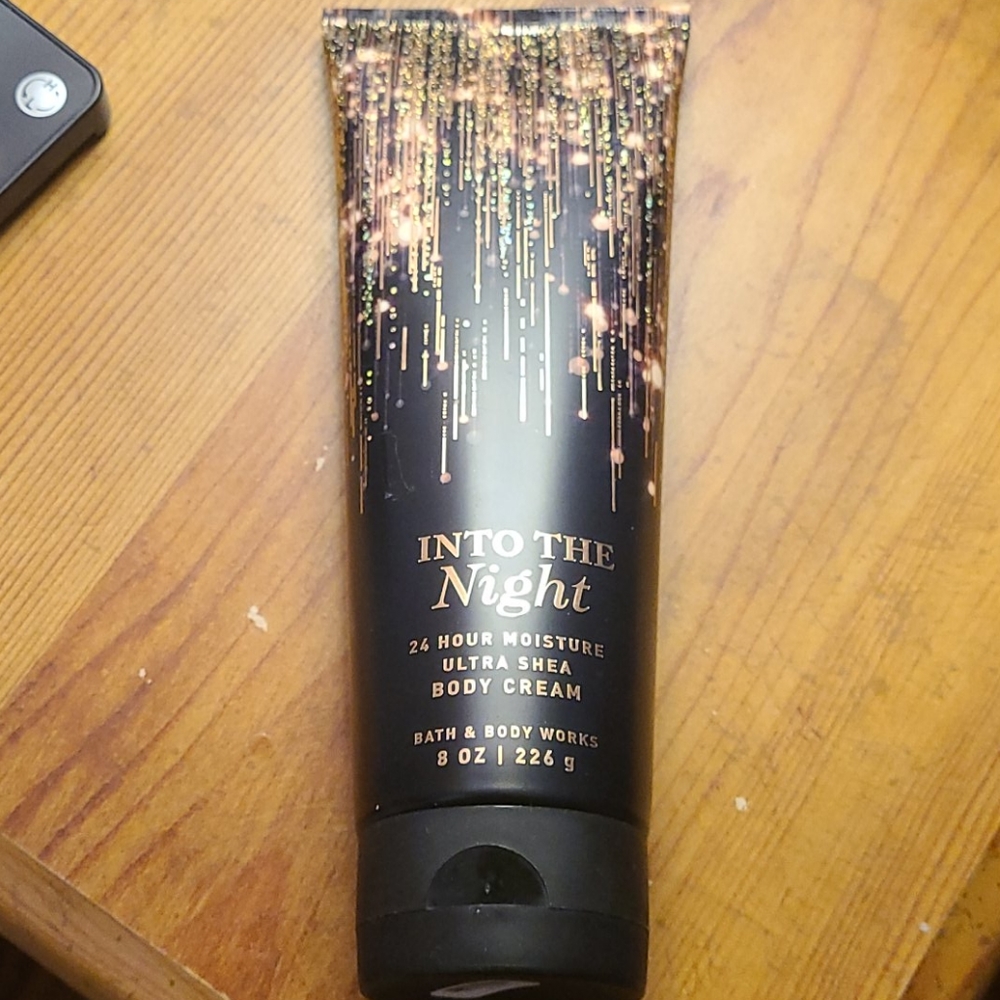 Bath & body works into the night 8 fl oz body cream